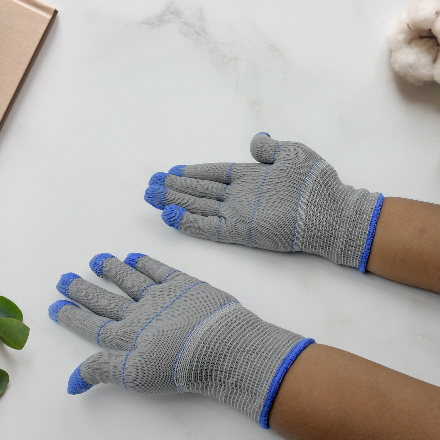 Small cut-resistant gloves with high heat protection Small cut-resistant gloves with high heat protection
